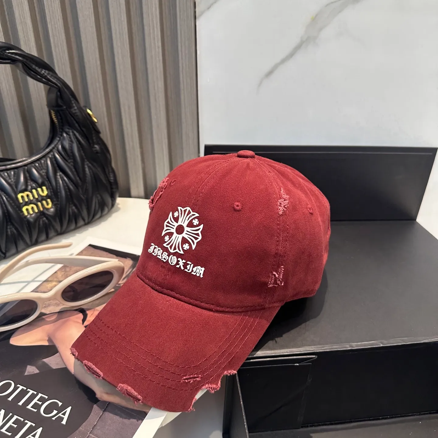 P70 Crow Heart 🆕🆕25 new baseball cap, stylish and classic cross logo, casual with a cool feeling, unisex style, same style for men and women! Very easy to match! Head circumference: 56-58cm is available
